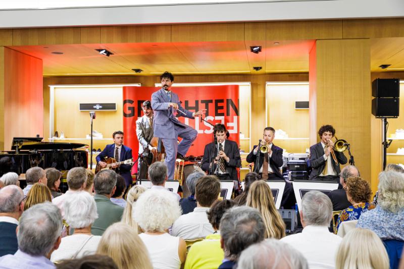 Roaring Cats - Rob van Dam